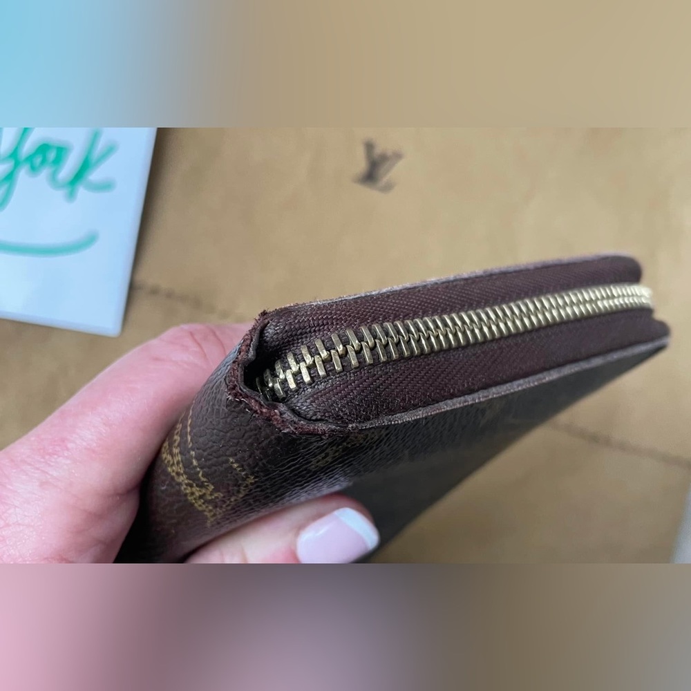 Louis Vuitton's iconic Zippy Organizer wallet in historic Monogram canvas - Picture 8 of 15